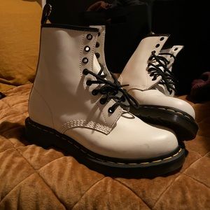 Women’s 8, White Doc Martens